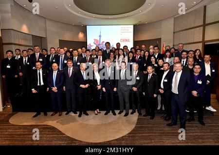 (Front L-C) région de Bruxelles Secrétaire d'Etat Pascal Smet, Vice-ministre wallon Président Willy Borsus, ministre flamand Président Jan Jambon, Vice-Premier ministre et ministre des Affaires étrangères et de la Défense Didier Reynders, Princesse Astrid de Belgique, Le ministre du Commerce extérieur Pieter de CREM et le ministre Philippe de Backer posent pour une photo de famille lors d'une cérémonie de signature, le troisième jour d'une mission commerciale économique belge en Chine, le mercredi 20 novembre 2019. Plusieurs ministres fédéraux et régionaux accompagnent la princesse dans une mission économique en Chine du 18 au 23 novembre. BELGA PHOTO DIRK WAE Banque D'Images