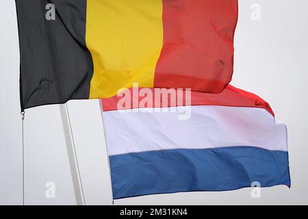 L'illustration montre le drapeau belge et néerlandais photographié lors de la course U23 de la course cycliste de cyclocross à Koksijde, dimanche 24 novembre 2019, étape 5/9 de la compétition 'coupe du monde'. BELGA PHOTO DAVID STOCKMAN Banque D'Images