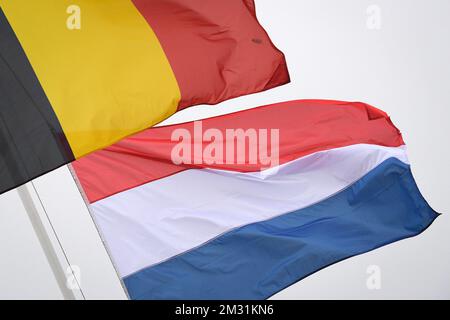 L'illustration montre le drapeau belge et néerlandais photographié lors de la course U23 de la course cycliste de cyclocross à Koksijde, dimanche 24 novembre 2019, étape 5/9 de la compétition 'coupe du monde'. BELGA PHOTO DAVID STOCKMAN Banque D'Images