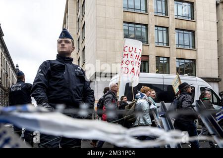 L'illustration montre la police lors d'une manifestation du secteur culturel lors d'une session de la commission de la culture, au Parlement flamand à Bruxelles, le jeudi 28 novembre 2019. BELGA PHOTO HATIM KAGHAT Banque D'Images