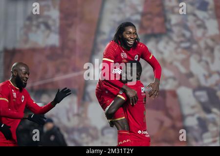 Dieumerci Mbokani Bezua d'Anvers et Abdoulay Seck d'Anvers célèbrent après que Mbokani a marqué le but de 3-2 lors d'un match de football entre Royal Antwerp FC et KRC Genk, le mardi 03 décembre 2019 à Anvers, lors de la finale 1/8th de la coupe belge Croky Cup. BELGA PHOTO KRISTOF VAN ACCOM Banque D'Images