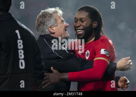 Laszlo Boloni, entraîneur en chef d'Anvers, et le Dieumerci Mbokani Bezua d'Anvers célèbrent la fête après avoir remporté un match de football entre le Royal Antwerp FC et le KRC Genk, le mardi 03 décembre 2019 à Anvers, lors de la finale 1/8th de la coupe belge Croky. BELGA PHOTO KRISTOF VAN ACCOM Banque D'Images