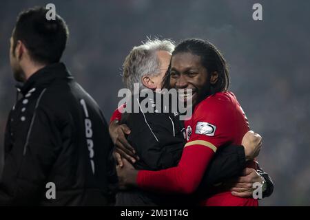 Laszlo Boloni, entraîneur en chef d'Anvers, et le Dieumerci Mbokani Bezua d'Anvers célèbrent la fête après avoir remporté un match de football entre le Royal Antwerp FC et le KRC Genk, le mardi 03 décembre 2019 à Anvers, lors de la finale 1/8th de la coupe belge Croky. BELGA PHOTO KRISTOF VAN ACCOM Banque D'Images