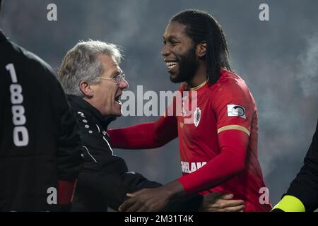 Laszlo Boloni, entraîneur en chef d'Anvers, et le Dieumerci Mbokani Bezua d'Anvers célèbrent la fête après avoir remporté un match de football entre le Royal Antwerp FC et le KRC Genk, le mardi 03 décembre 2019 à Anvers, lors de la finale 1/8th de la coupe belge Croky. BELGA PHOTO KRISTOF VAN ACCOM Banque D'Images