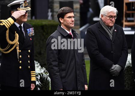 Timothy Fraser, du Royaume-Uni, Mark T. Esper, secrétaire américain à la Défense, et Frank-Walter Steinmeier, président de l'Allemagne, ont pris la photo lors de la commémoration du 75th anniversaire de la bataille des Bulge, le lundi 16 décembre 2019, au Mémorial Mardasson de Bastogne. La bataille a eu lieu pendant la Seconde Guerre mondiale de 16 décembre 1944 jusqu'à 25 janvier 1945. BELGA PHOTO DIRK WAEM Banque D'Images