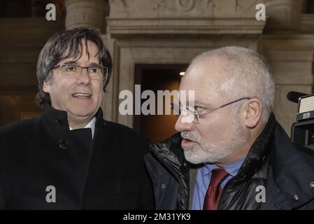 Le leader catalan en exil Carles Puigdemont et le ministre de la Culture de Catalogne Lluis Puig arrivent à une session de la salle du conseil avec les anciens ministres catalans en exil, au Palais de Justice de Bruxelles, le lundi 16 décembre 2019. La salle du conseil discutera du mandat d'arrêt européen contre les ministres catalans. BELGA PHOTO THIERRY ROGE Banque D'Images