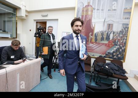 Le ministre de la Justice Koen Geens et le président de M. Georges-Louis Bouchez arrivent pour une conférence de presse après une réunion avec le Roi au Palais Royal à Bruxelles, le vendredi 20 décembre 2019. Les "informateurs", négociateurs nommés par le roi belge pour diriger des pourparlers pour former un nouveau gouvernement fédéral, informent le roi sur leurs progrès dans l'essai des eaux pour d'éventuelles coalitions après les élections fédérales de 26 mai 2019. BELGA PHOTO NICOLAS MATERLINCK Banque D'Images