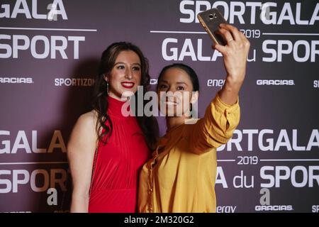 Le gymnaste belge Nina Derwael et l'ancien gymnaste belge Aagje Vanwalleghem prennent une photo de selfie sur le tapis rouge lors de la soirée de gala pour les femmes et hommes sportifs de l'année 2018, samedi 21 décembre 2019, à Schelle. BELGA PHOTO LAURIE DIEFFEMBACQ Banque D'Images