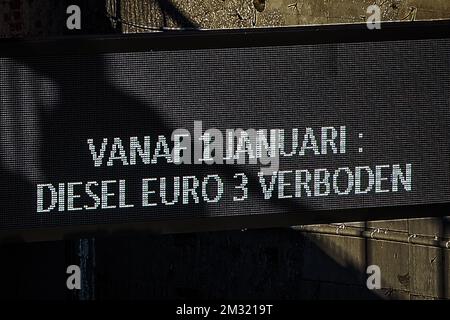 L'illustration montre un panneau d'information indiquant des règles plus strictes dans la « zone à faibles émissions » à Bruxelles, le lundi 30 décembre 2019. Les véhicules très polluants sont interdits d'entrer à Bruxelles. BELGA PHOTO LAURIE DIEFFEMBACQ Banque D'Images