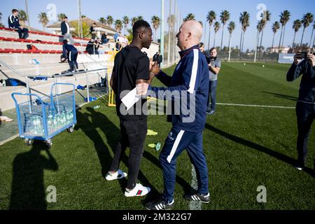 Le nouveau joueur de KAA Gent, Sulayman Marreh, et l'entraîneur adjoint de Gent, Peter Balette, ont photographié pendant le camp d'entraînement d'hiver de l'équipe belge de football de première division, KAA Gent, à Oliva, en Espagne, le mardi 07 janvier 2020. BELGA PHOTO JASPER JACOBS Banque D'Images