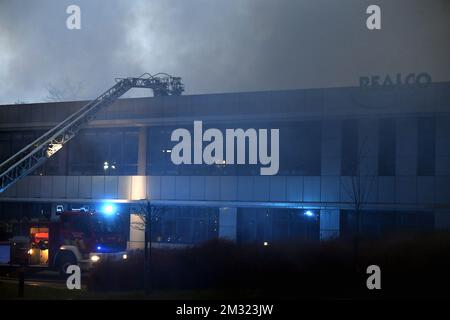 Pompiers photographiés lors d'un incendie important dans un bâtiment industriel de Louvain-la-Neuve, vendredi 10 janvier 2020. Un incendie a éclaté sur le site de production de Realco, une entreprise qui produit des produits de nettoyage. Plusieurs zones de tir ont été appelées sur les lieux. BELGA PHOTO ERIC LALMAND Banque D'Images