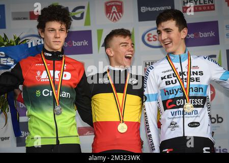 Belge Lennert Belmans , vainqueur de la médaille d'argent, Belge Thibau Nys , vainqueur de la médaille d'or et Belge Emiel Verstrynge , vainqueur de la médaille de bronze photographiée sur le podium après la course masculine de cyclocross des championnats nationaux belges en U18, samedi 11 janvier 2020 à Anvers. BELGA PHOTO DAVID STOCKMAN Banque D'Images