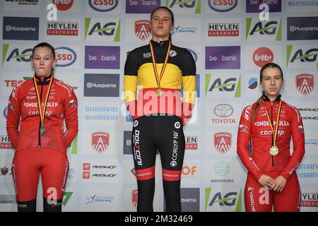 Belge Julie Brouwers , gagnante de la médaille d'argent, belge Julie de Wilde , gagnante de la médaille d'or et belge Mirthe Van Den Brande , gagnante de la médaille de bronze photographiée sur le podium après la course féminine de U17 et junior des championnats nationaux de Belgique de cyclocross, Dimanche 12 janvier 2020 à Anvers. BELGA PHOTO DAVID STOCKMAN Banque D'Images