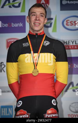 Belge Laurens Sweeck, vainqueur de la médaille d'or fête sur le podium après avoir remporté la course d'élite des hommes aux championnats nationaux belges de cyclocross, dimanche 12 janvier 2020 à Anvers. BELGA PHOTO DAVID STOCKMAN Banque D'Images