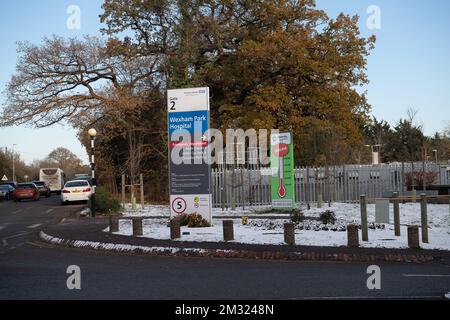 Slough, Berkshire, Royaume-Uni. 14th décembre 2022. L'hôpital de Wexham Park à Slough, qui fait partie de Frimley Health où les infirmières ne seront pas, cependant, frappantes demain. Demain marque un grand moment dans l'histoire, alors que les infirmières de certaines parties de l'Angleterre, du pays de Galles et de l'Irlande du Nord frapperont sur les salaires et les conditions. C'est la première fois que des membres du Collège royal des sciences infirmières vont faire la grève. Une deuxième grève aura lieu le 20th décembre 2022. De nombreux patients sont très inquiets des grèves à venir des infirmières et des ambulanciers paramédicaux. Crédit : Maureen McLean/Alay Live News Banque D'Images