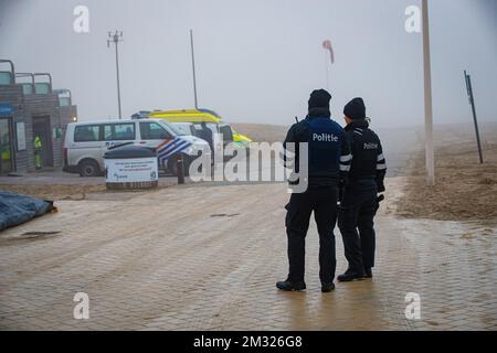 L'illustration montre la police lors d'une fouille en mer du Nord et à terre de panne, mardi 21 janvier 2020. Quelque 15 000 personnes, probablement transmigrants, voulaient probablement se rendre au Royaume-Uni. BELGA PHOTO KURT DESPLENTER Banque D'Images