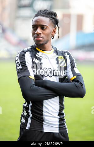 Joris Kayembe, de Charleroi, pose pour le photographe après une conférence de presse de l'équipe belge de football Sporting Charleroi pour présenter leur dernier transfert, mercredi 22 janvier 2020 à Charleroi. BELGA PHOTO ANTHONY MALAGOLI Banque D'Images