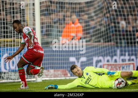 Saido Berahino d'Essevee et Simon Mignolet, gardien de but du Club, se battent pour le ballon lors d'un match de football entre le Club Brugge FC et Zulte Waregem, mercredi 22 janvier 2020 à Bruges, dans la première partie de la demi-finale de la coupe belge Croky. BELGA PHOTO BRUNO FAHY Banque D'Images