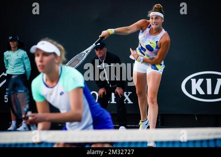 Biélorussie Aryna Sabalenka photographiée en action lors d'un match de tennis entre Mertens-Sabalenka et Fourlis-Rodionova, paire belge-biélorusse, lors du deuxième tour de la compétition de double féminin de l'Open de tennis Grand Chelem, le vendredi 24 janvier 2020 à Melbourne Park, Melbourne, Australie. Banque D'Images