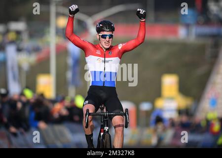 Le Dutch Ryan Kamp célèbre alors qu'il franchit la ligne d'arrivée pour gagner la course U23 du cyclocross de la coupe du monde à Hoogerheide, aux pays-Bas, la 9th et la dernière étape de la coupe du monde UCI, dimanche 26 janvier 2020. BELGA PHOTO DAVID STOCKMAN Banque D'Images