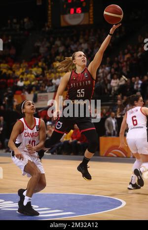 Miah-Marie Langlois, du Canada, et Julie Allemand, des Cats belges, se battent pour le ballon lors d'un match de basket-ball entre l'équipe nationale belge les Cats belges et le Canada, lors du tournoi de qualification olympique féminin de basket-ball, le jeudi 06 février 2020 à Ostende. BELGA PHOTO VIRGINIE LEFOUR Banque D'Images