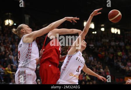 Les chats belges Ann Wauters se bat pour le ballon lors du deuxième match de basket-ball entre l'équipe nationale belge les chats belges et le Japon, au tournoi de qualification olympique féminin de basket-ball samedi 08 février 2020 à Ostende. BELGA PHOTO VIRGINIE LEFOUR Banque D'Images