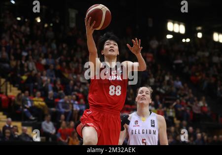 L'Himawari Akaho du Japon et les Cats belges Kim Mestdagh se battent pour le ballon lors du deuxième match de basket-ball entre l'équipe nationale belge les Cats belges et le Japon, lors du tournoi de qualification olympique de basketball féminin samedi 08 février 2020 à Ostende. BELGA PHOTO VIRGINIE LEFOUR Banque D'Images