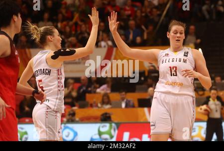 Les Cats belges Kim Mestdagh et les Cats belges Kyara Linskens célèbrent lors du deuxième match de basket-ball entre l'équipe nationale belge les Cats belges et le Japon, lors du tournoi de qualification olympique féminin de basket-ball, samedi 08 février 2020 à Ostende. BELGA PHOTO VIRGINIE LEFOUR Banque D'Images