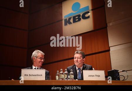 Rik Scheerlinck, directeur financier du Groupe KBC, et Johan Thijs, directeur général du Groupe KBC, ont photographié lors d'une conférence de presse pour présenter les résultats de 2019 ans de l'institution financière KBC Group, jeudi 13 février 2020 au siège de KBC à Bruxelles. BELGA PHOTO VIRGINIE LEFOUR Banque D'Images