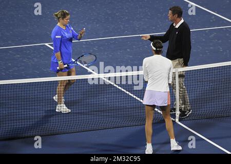 Le Belge Kim Clijsters, l'Espagnol Garbine Muguruza et l'arbitre photographiés au début de leur match de tennis dans les singles femmes premier tour aux Championnats de tennis de Dubaï 2020, à Dubaï, Émirats arabes Unis, lundi 17 février 2020. BELGA PHOTO YORICK JANSENS Banque D'Images