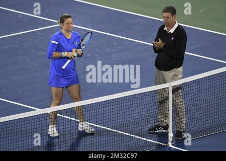 Le Belge Kim Clijsters et l'arbitre photographiés lors d'un match de tennis contre l'espagnol Garbine Muguruza lors du premier tour féminin aux Championnats de tennis de Dubaï 2020, à Dubaï, Émirats arabes Unis, le lundi 17 février 2020. BELGA PHOTO YORICK JANSENS Banque D'Images