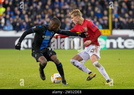 Le club Clinton Mata et le club Brandon Williams de Manchester United se battent pour le ballon lors d'un match des 1/16 finales de l'UEFA Europa League entre le club belge de football Club Brugge et le club anglais Manchetser United, à Bruges, le jeudi 20 février 2020. BELGA PHOTO KURT DESPLENTER Banque D'Images