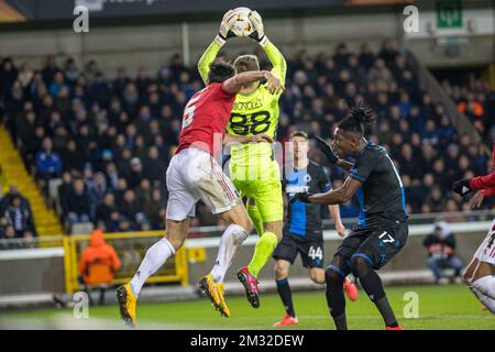 Le capitaine Harry Maguire de Manchester United , le gardien de but du club Simon Mignolet et le joueur Simon Deli du club se battent pour le ballon lors d'une partie des 1/16 finales de l'UEFA Europa League entre le club de football belge Club Brugge et le club anglais Manchetser United, à Bruges, le jeudi 20 février 2020. BELGA PHOTO KURT DESPLENTER Banque D'Images