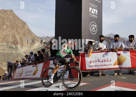 L'australien Caleb Ewan de Lotto Soudal célèbre sur son vélo l'étape 2 de la course cycliste « UAE Tour » 2020 168km de Hatta au barrage de Hatta à Dubaï, aux Émirats arabes Unis, le lundi 24 février 2020. L'édition de cette année aura lieu du 23 au 29 février. BELGA PHOTO YUZURU SUNADA FRANCE OUT Banque D'Images