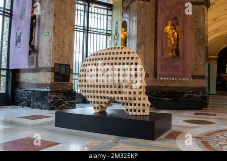 L'illustration montre l'inauguration du rond-point rénové (de Grote Rotonde - la Grande Rotonde) avec les artistes Mpane et Muller, au Musée AfricaMuseum, à Tervuren, jeudi 27 février 2020. BELGA PHOTO CHARLOTTE GEKIERE Banque D'Images