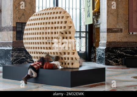 L'inauguration du rond-point rénové (de Grote Rotonde - la Grande Rotonde) avec les artistes Mpane et Muller, au Musée AfricaMuseum, à Tervuren, jeudi 27 février 2020. BELGA PHOTO CHARLOTTE GEKIERE Banque D'Images