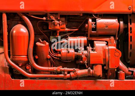 Gros plan sur le moteur rouge de tracteur d'époque Banque D'Images