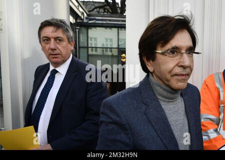 Le président du ministre flamand, Jan Jambon, et le président du ministre wallon, Elio Di Rupo, quittent le comité consultatif avec les ministres du gouvernement fédéral, des gouvernements régionaux et des gouvernements communautaires, à Bruxelles, le lundi 09 mars 2020. Cette réunion avec les différents gouvernements est appelée lorsque des questions impliquant plusieurs niveaux sont discutées. A partir d'aujourd'hui, nous avons 239 personnes avec Covid-19 en Belgique. BELGA PHOTO ERIC LALMAND Banque D'Images