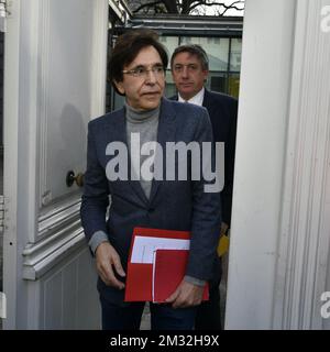 Le président du ministre wallon, Elio Di Rupo, et le président du ministre flamand, Jan Jambon, partent après une réunion du comité consultatif avec les ministres du gouvernement fédéral, des gouvernements régionaux et des gouvernements communautaires, à Bruxelles, le lundi 09 mars 2020. Cette réunion avec les différents gouvernements est appelée lorsque des questions impliquant plusieurs niveaux sont discutées. A partir d'aujourd'hui, nous avons 239 personnes avec Covid-19 en Belgique. BELGA PHOTO ERIC LALMAND Banque D'Images