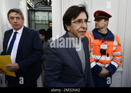 Le président du ministre flamand, Jan Jambon, et le président du ministre wallon, Elio Di Rupo, quittent le comité consultatif avec les ministres du gouvernement fédéral, des gouvernements régionaux et des gouvernements communautaires, à Bruxelles, le lundi 09 mars 2020. Cette réunion avec les différents gouvernements est appelée lorsque des questions impliquant plusieurs niveaux sont discutées. A partir d'aujourd'hui, nous avons 239 personnes avec Covid-19 en Belgique. BELGA PHOTO ERIC LALMAND Banque D'Images