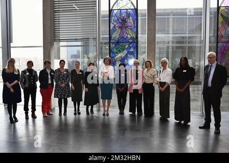 La reine Mathilde de Belgique (C) pose une photo de famille lors d'une visite royale à des femmes du Brabant flamand de différents secteurs à l'occasion de la Journée internationale des droits des femmes, dans la maison de la province flamande du Brabant à Kessel-Lo, Louvain, le mercredi 11 mars 2020. BELGA PHOTO ERIC LALMAND Banque D'Images