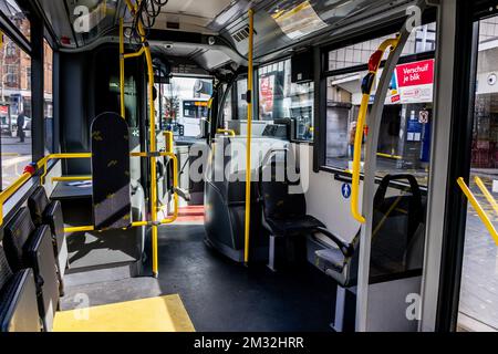 L'illustration montre un bus vide de Lijn à Hasselt, samedi 14 mars 2020. Jeudi soir, le gouvernement fédéral a annoncé des mesures drastiques pour arrêter la propagation de Covid-19. Les restaurants et les cafés sont fermés, seuls les magasins vendant de la nourriture sont ouverts, les cours scolaires seront suspendus à partir de lundi. BELGA PHOTO CHARLOTTE GEKIERE Banque D'Images