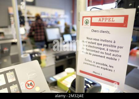 L'illustration montre les mesures de précaution à un supermarché de Spar à Héline, lundi 16 mars 2020. 12 mars dernier le gouvernement fédéral a annoncé des mesures draconiennes pour arrêter la propagation de Covid-19. Les restaurants et les cafés sont fermés, seuls les magasins vendant de la nourriture sont ouverts, les cours scolaires seront suspendus à partir de lundi. Certains magasins ont décidé de fermer volontairement à partir d'aujourd'hui comme mesure préventive. BELGA PHOTO ERIC LALMAND Banque D'Images