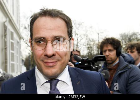 Le vice-Premier ministre et ministre du Budget, des Services civils et de la Science David Clarival arrive pour une réunion de Kern avec les présidents des sept partis qui appuient le gouvernement actuel pour donner le plein pouvoir de faire face à la crise de Covid-19, une réunion restreinte des ministres à Bruxelles, Lundi 16 mars 2020. BELGA PHOTO POOL FREDERIC SIERAKOWSKI Banque D'Images