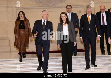 Ministre de l'énergie, de l'environnement et du développement durable Marie-Christine Marghem, Roi Philippe - Filip de Belgique, Premier ministre belge Sophie Wilmes, Vice-Premier ministre et ministre du Budget, des Services publics et des Sciences David Clarival, Le ministre de l'intérieur et du Commerce extérieur Pieter de CREM et le ministre de la Justice Koen Geens photographiés lors de la cérémonie de serment au Palais Royal après la réunion des ministres de Kern d'hier, Avec les présidents des sept partis politiques a donné le plein pouvoir au gouvernement Wilmes de faire face à la crise Covid-19, mardi 17 mars 2020, à Bruxelles Banque D'Images