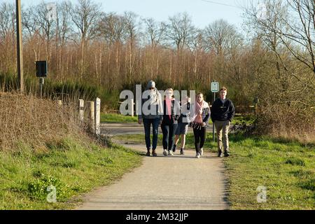 L'illustration montre les gens qui profitent du soleil de l'après-midi, et en respectant les règles de la distanciation sociale, au Parkbos à Gand, dimanche 22 mars 2020. De 18 mars, de nouvelles mesures sont prises pour éviter la propagation du Covid-19. Jusqu'à présent, 3401 personnes sont infectées en Belgique. BELGA PHOTO JAMES ARTHUR GEKIERE Banque D'Images