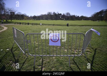 L'illustration montre une note qui dit garder de l'herbe en français, néerlandais et anglais à l'entrée de la forêt - Vorst parc à Bruxelles, mardi 24 mars 2020. De 18 mars, de nouvelles mesures sont prises pour éviter la propagation du Covid-19. Jusqu'à présent, 3743 personnes sont infectées en Belgique. Depuis hier, il est interdit de marcher ou de jouer sur la pelouse, le parc est ouvert mais seulement d'utiliser la voie. BELGA PHOTO LAURIE DIEFFEMBACQ Banque D'Images