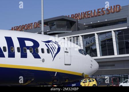 L'illustration montre des avions Ryanair lors d'une visite de plusieurs services à l'aéroport de Bruxelles Sud, à Gosselies, Charleroi, vendredi 10 avril 2020. La Belgique en est à sa quatrième semaine de confinement dans la crise actuelle du virus corona. PISCINE PHOTO DE BELGA CHRISTOPHE LICOPPE Banque D'Images