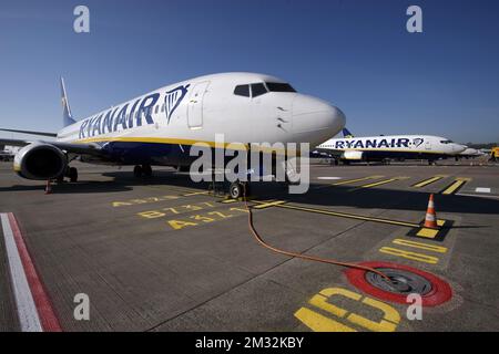 L'illustration montre des avions Ryanair lors d'une visite de plusieurs services à l'aéroport de Bruxelles Sud, à Gosselies, Charleroi, vendredi 10 avril 2020. La Belgique en est à sa quatrième semaine de confinement dans la crise actuelle du virus corona. PISCINE PHOTO DE BELGA CHRISTOPHE LICOPPE Banque D'Images