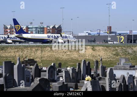 L'illustration montre des avions Ryanair lors d'une visite de plusieurs services à l'aéroport de Bruxelles Sud, à Gosselies, Charleroi, vendredi 10 avril 2020. La Belgique en est à sa quatrième semaine de confinement dans la crise actuelle du virus corona. PISCINE PHOTO DE BELGA CHRISTOPHE LICOPPE Banque D'Images